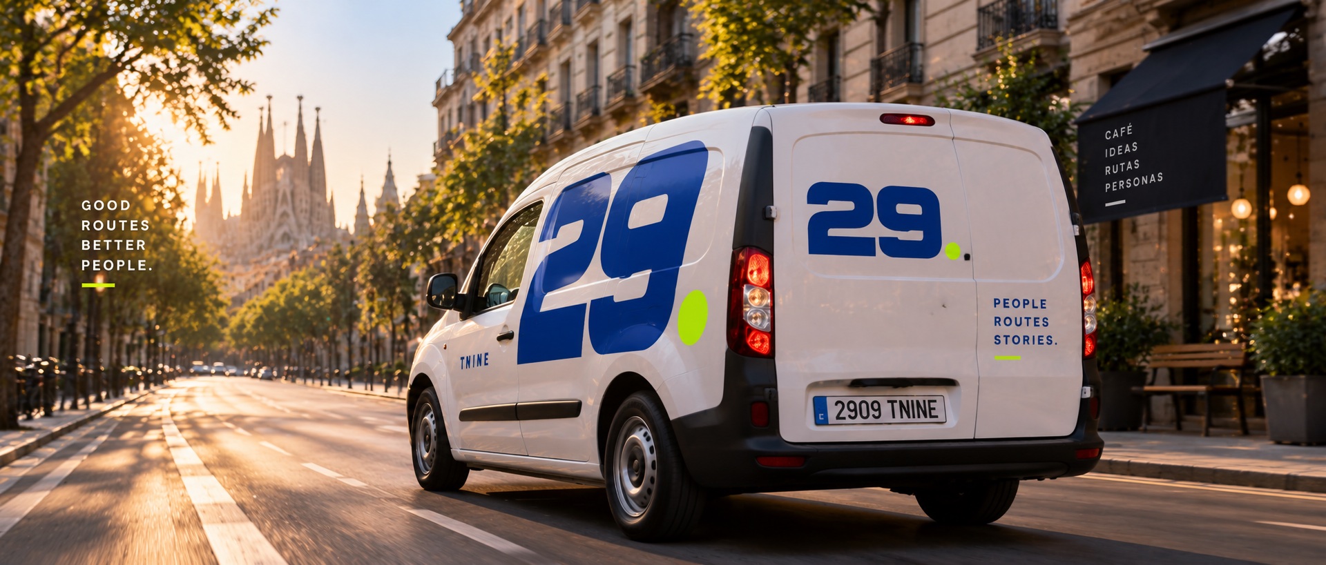 Furgoneta de 29 TNine recorriendo una avenida de Barcelona al amanecer
